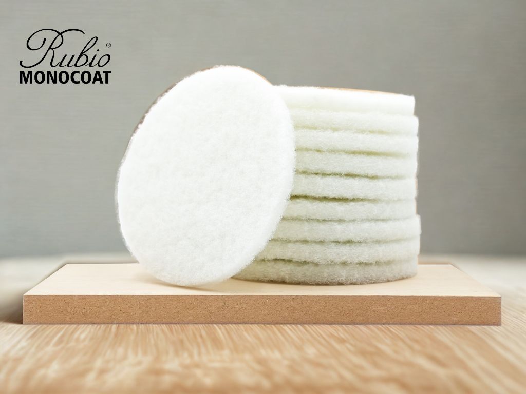 bílý aplikační pad na oleje Rubio Monocoat